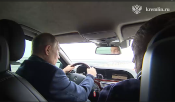 Путин за рулем машины со значком «Мерседеса» протестировал отремонтированную часть дороги Крымского моста (видео)