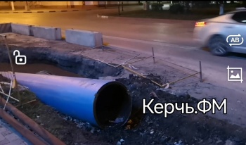 Молодой парень упал в строительный котлован с водой на Кирова в Керчи (видео)
