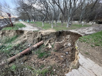 У пляжа  в Аршинцево  обвалилась еще часть дороги