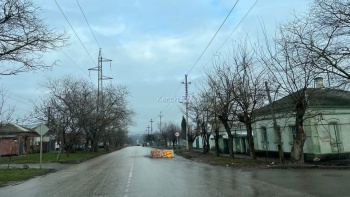 На ул. Годыны несколько недель не могут «залатать» яму на дороге