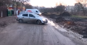 Новости » Общество: По дороге вдоль детского сада на Заречной керчане утопают в грязи