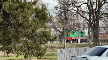 Новости » Криминал и ЧП: Водители в Керчи едут прямо под поезд на ж/д переезде