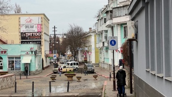 Новости » Общество: На Ленина в Керчи произошел порыв канализации