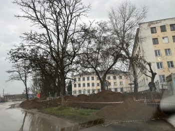 Новости » Общество: К замене водовода приступили в начале улицы Орджоникидзе