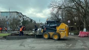 Новости » Общество: Въезд во дворы на Вокзальное шоссе,45 перекрыли