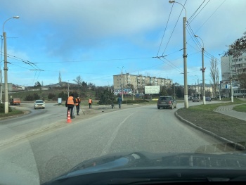 Новости » Общество: Осужденные на КУОРе в Керчи лопатами чистят проезжую часть