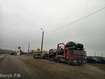 На въезде в Керчь несколько суток стоит фура с машинами