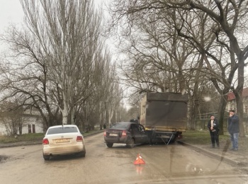 На Вокзальном шоссе в Керчи легковушка залетела под грузовик