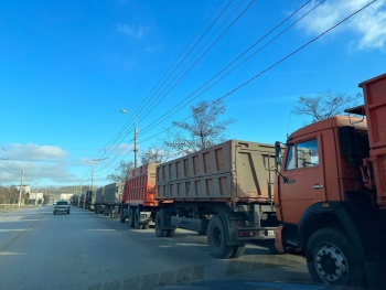 Новости » Общество: Водители внимательнее, на Камыш-Бурунском шоссе одну полосу заняли грузовики