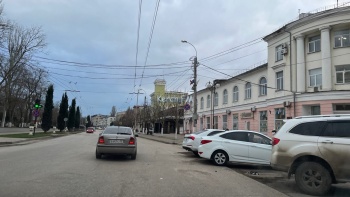 Новости » Общество: Керченские водители посреди дороги устроили себе парковку