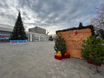 Новости » Общество: Елку украсили, фотозону поставили: площадь у ДК «Корабел» подготовили к Новому году