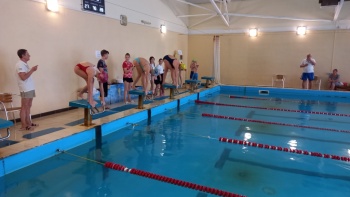 Новости » Спорт: Более 100 спортсменов собрались на соревнованиях по плаванию в Керчи