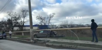 Новости » Криминал и ЧП: В Керчи «Volkswagen» вылетел с дороги и врезался в газовую трубу