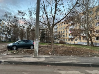 Новости » Общество: В Керчи  убрали горы земли  у дома на Орджоникидзе