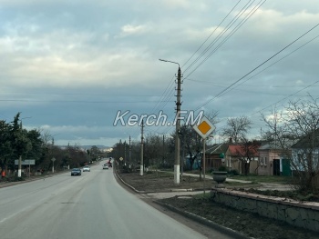 Новости » Общество: Работа кипит: на Чкалова приводят в порядок обочины дороги