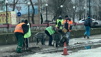 Новости » Общество: В Керчи на Еременко пытались убрать грязь с тротуаров