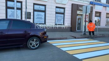 Новости » Общество: В Керчи продолжают наносить разметку " пешеходный переход"