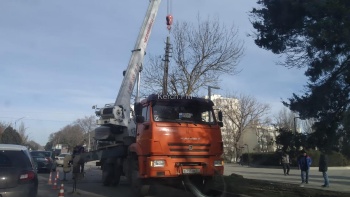 Новости » Общество: В Аршинцево меняют бетонные опоры