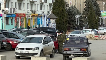 Новости » Криминал и ЧП: На парковке в центре Керчи произошла авария