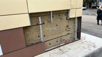 Фасад здания женской консультации Керчи не прожил и месяца