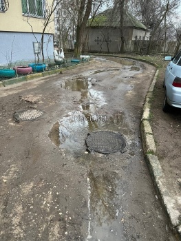 В Керчи опять заливает канализацией дорогу вдоль жилого дома по Орджоникидзе