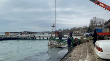 В Керчи на набережной устанавливают купель для купающихся в Крещение