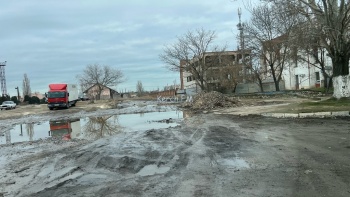Керчане просят сделать тротуар вместо грязи в районе ж/д переезда на Кирова