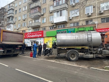 Новости » Общество: На ул. Сморжевского частично перекрыли одну полосу дороги