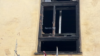 В Керчи произошел пожар в здании бывшего таксопарка