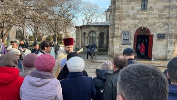 Новости » Общество: Православные керчане пришли в церкви освещать воду на Крещение