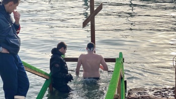 Крещение в Керчи отметили купанием на набережной