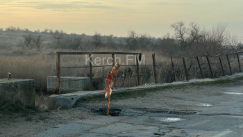 Новости » Общество: Дыра на мосту у горпляжа в Керчи увеличивается с каждым днём