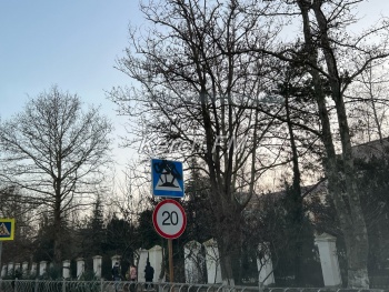 Новости » Общество: Вслед за разрисованными остановками, в Керчи портят дорожные знаки