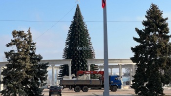 Новости » Общество: В Керчи демонтируют главную ёлку города