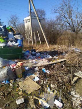 Новости » Общество: В Мичурино  забывают вывозить мусор, - керчане