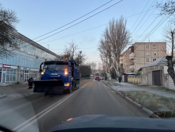 Новости » Общество: Лучше поздно: в Керчи посыпали скользкие дороги к 9 утра
