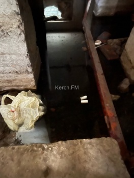 Новости » Коммуналка: Подвал в жилом доме в Керчи снова затопила канализация
