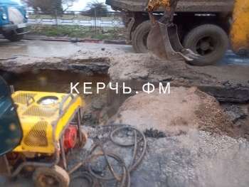Новости » Коммуналка: На Свердлова разрыли часть дороги из-за порыва