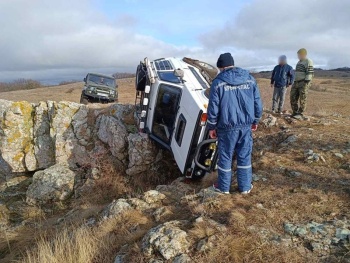 Новости » Криминал и ЧП: Помощь спасателей понадобилась автомобилисту, который перевернулся на «Ниве» в горах Крыма