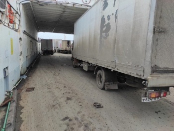 Новости » Общество: Керчане считают несогласованной работу отстойника в аэропорту для грузовиков и паромов