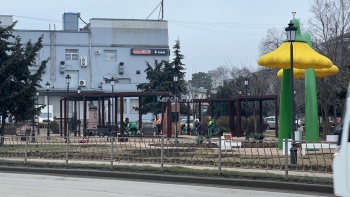 Газоны и клумбы в сквере Воссоединения приводили в порядок