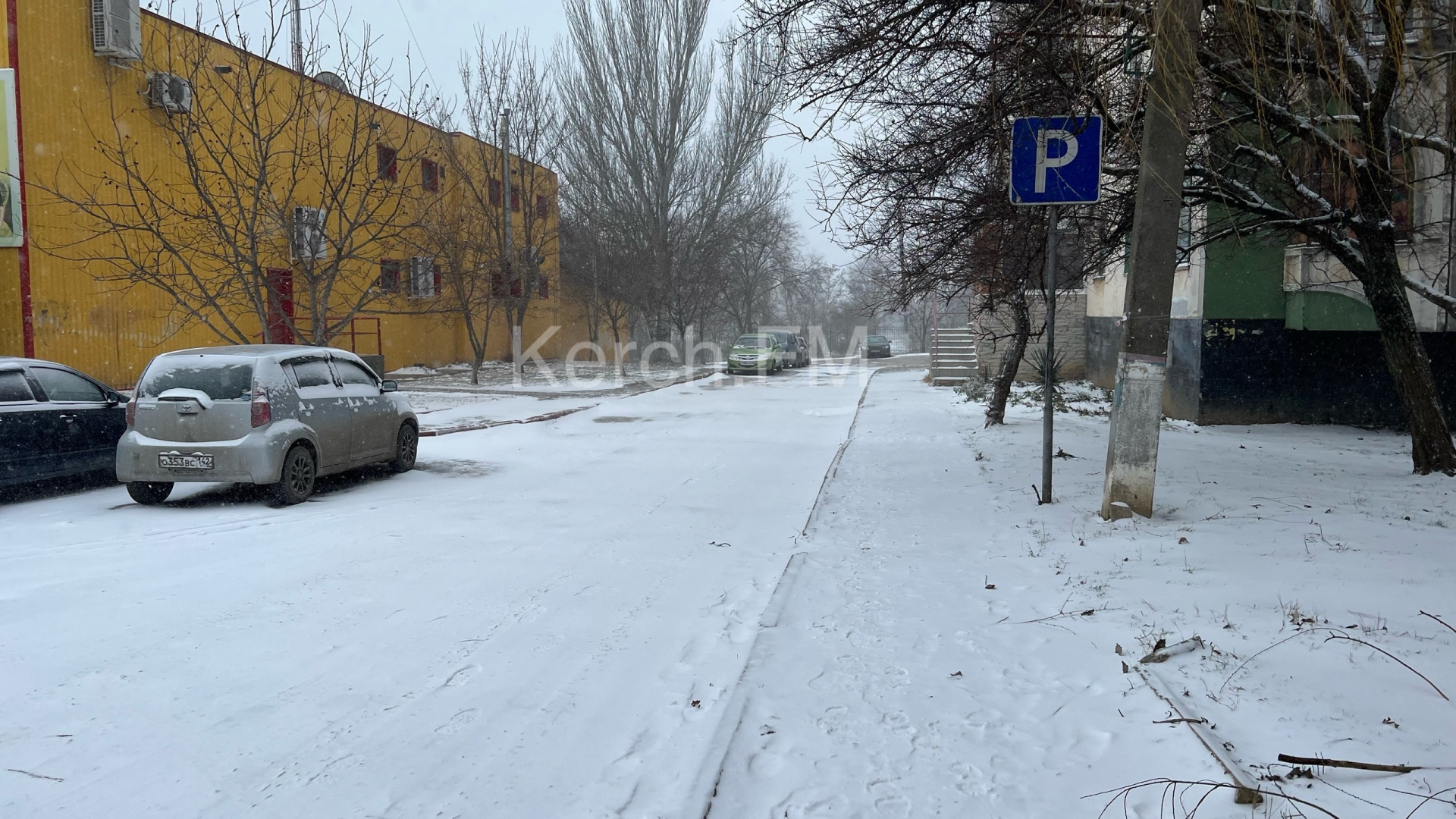 Снег фото. Снегопад фото. Заснеженный тротуар. В Керчи выпадает снег. Выпал долгожданный снег