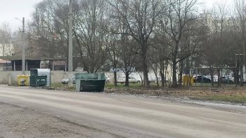 Новости » Общество: Мусоровозы разворотили часть сквера по Льва Толстого и испортили новую дорогу