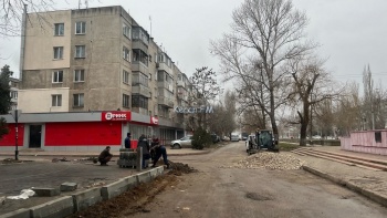 В Керчи дорогу на Борзенко частично перегородили горой щебня