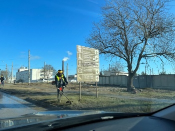 Новости » Общество: На АТП в Керчи косят траву