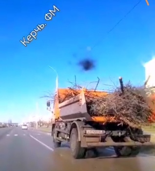 С открытого грузовика по дороге в Керчи разлетались обрезанные ветки