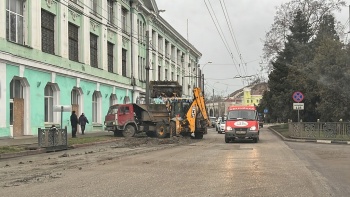 На дорогу по Кирова из грузовика высыпалась грязь