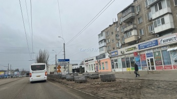 Старую плитку на тротуарах Керчи заменит асфальт