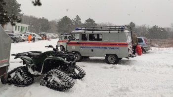 В горах Крыма выпал снег, спасатели организовали дежурства в местах отдыха