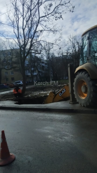 Водоканал Керчи для устранения течи разрыл новый асфальт на тротуаре